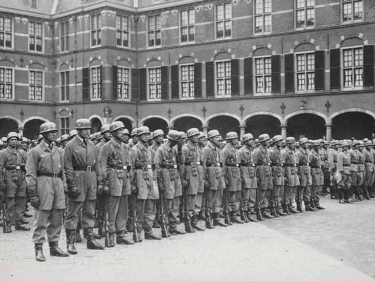 german paratroopers 1940 netherlands